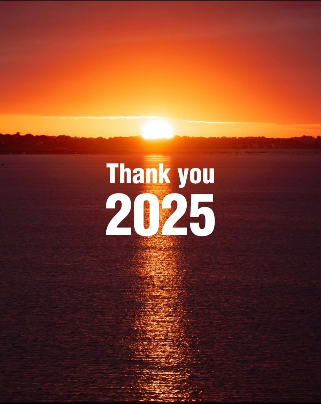 Photo by 바이 미룸 ::: 살림팁 & 정리팁 on December 30, 2025. May be an image of twilight, horizon, coast and text that says 'Thank you 2025'.