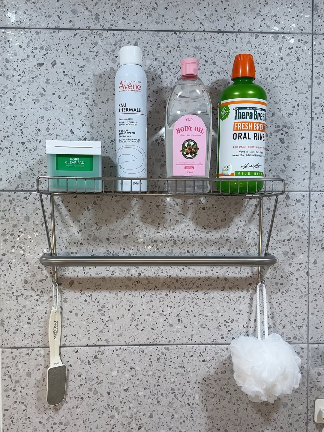 Photo by 바이 미룸 ::: 살림팁 & 정리팁 on October 30, 2025. May be an image of towel rack, clothes hanger, shelf, spice rack, rack and text.