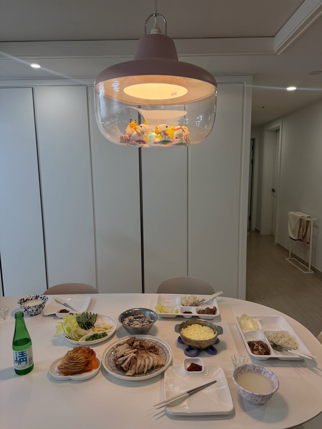 Photo by 바이 미룸 ::: 살림팁 & 정리팁 on February 06, 2026. May be an image of table, lighting, dining table and text.