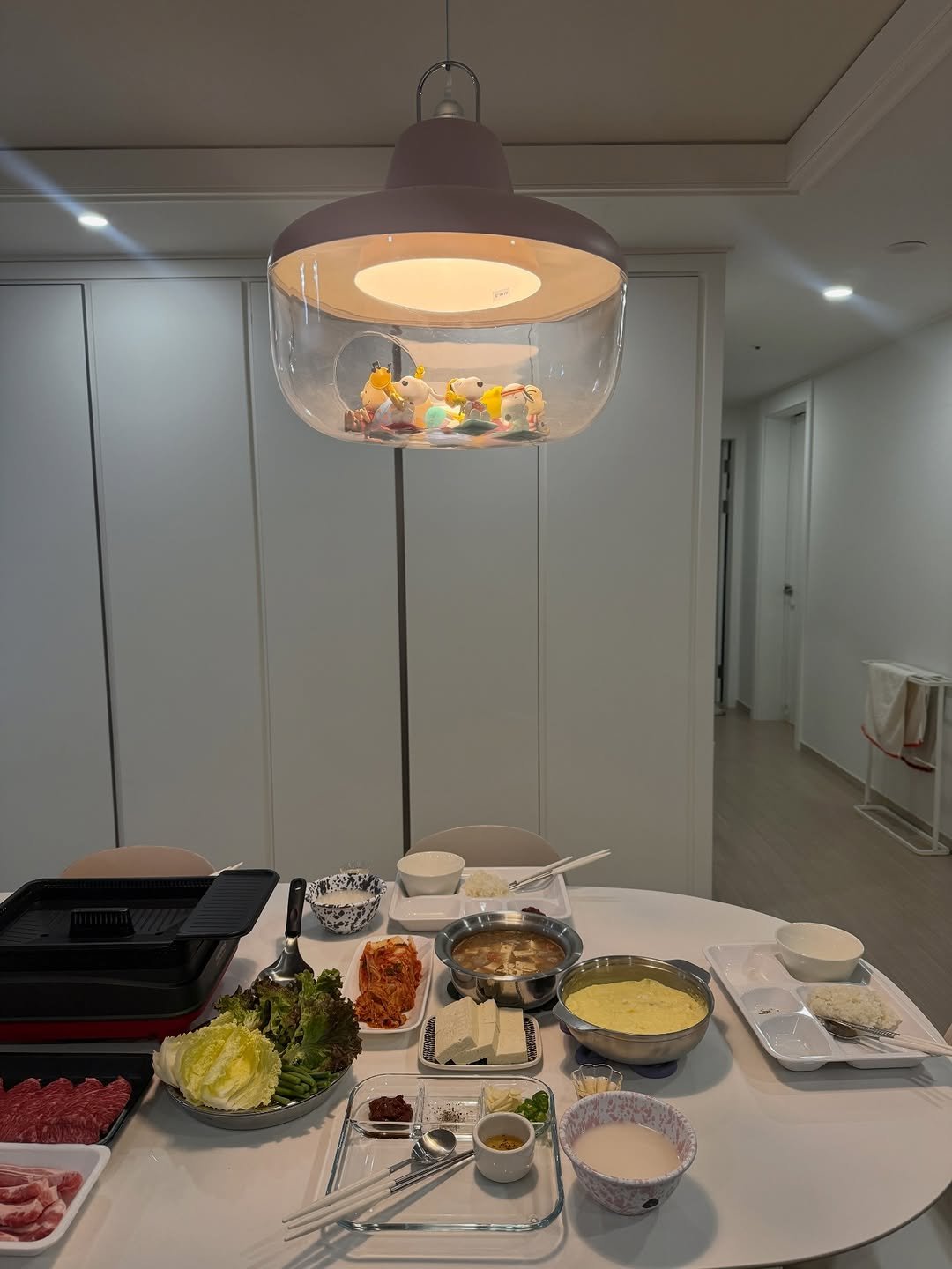 Photo by 바이 미룸 ::: 살림팁 & 정리팁 on February 13, 2026. May be an image of lighting, dining table, chandelier, indoors, buffet, kitchen and text.