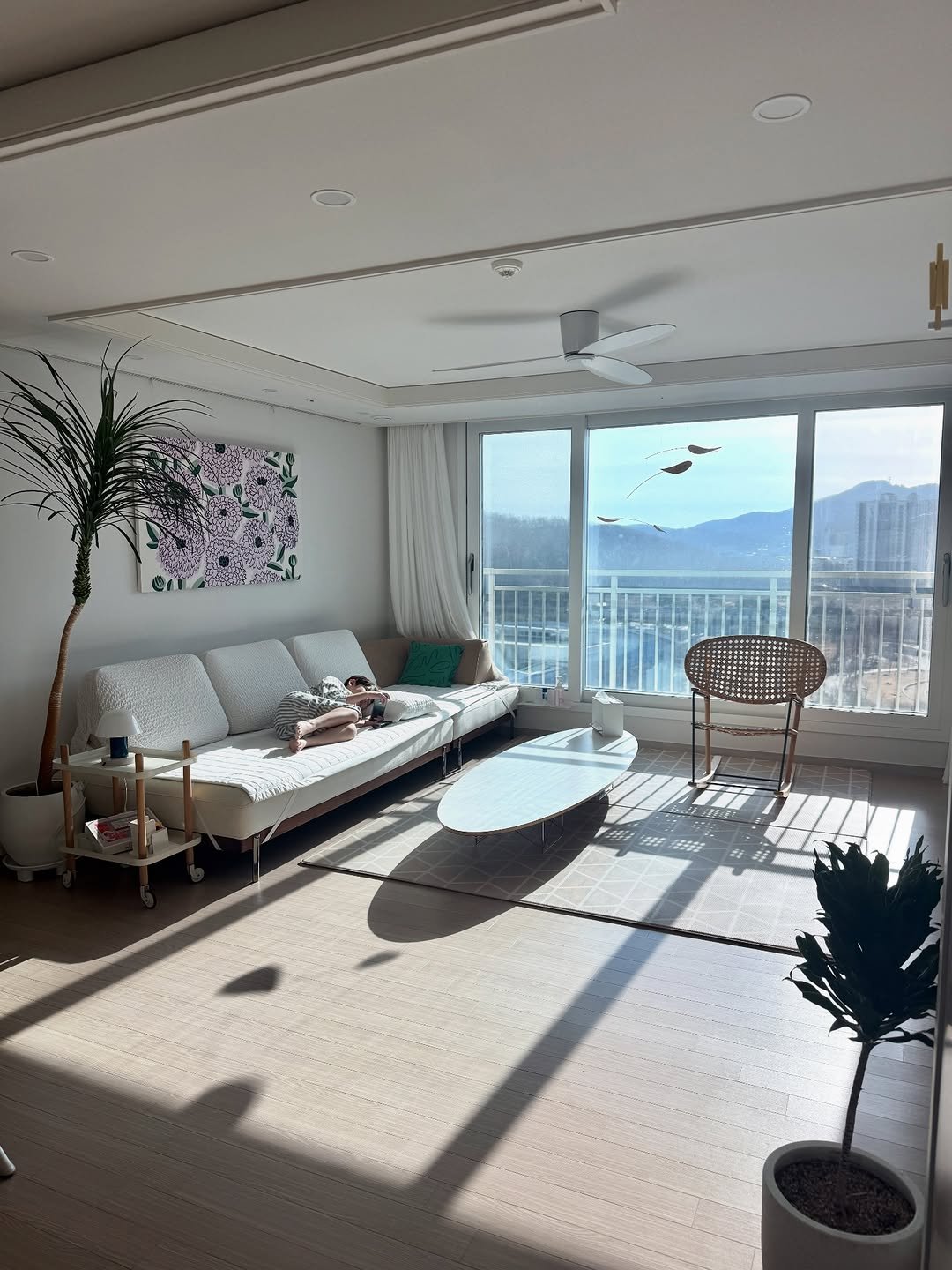 Photo by 바이 미룸 ::: 살림팁 & 정리팁 on December 20, 2025. May be an image of chaise lounge, living room, indoors and text.