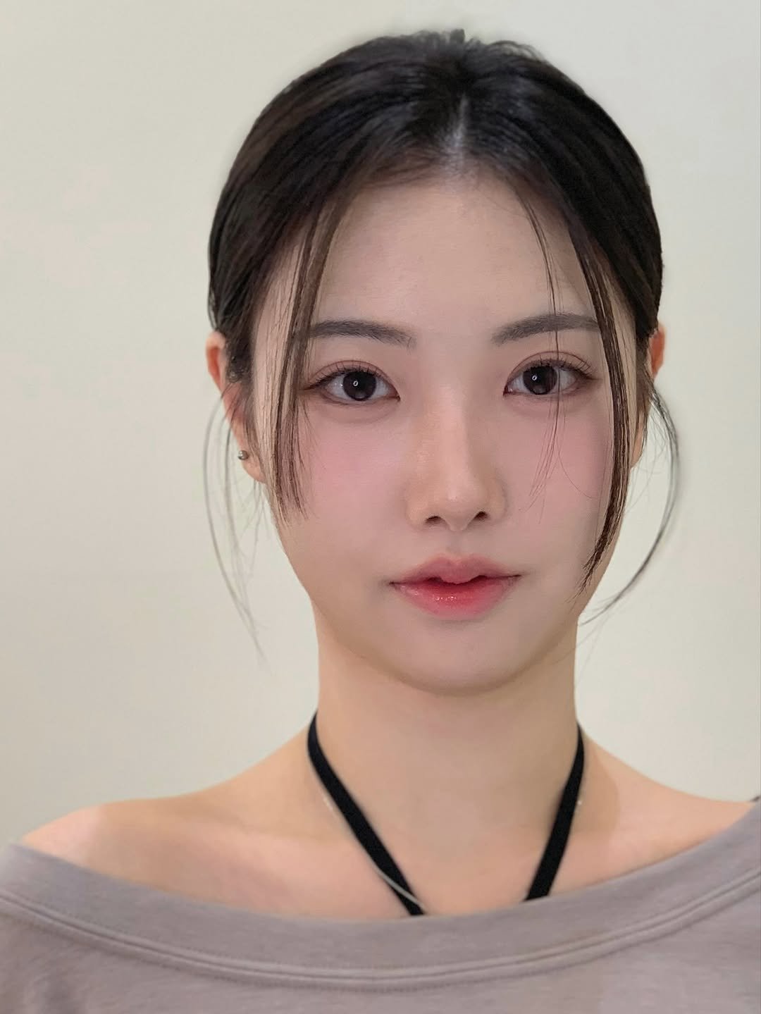 Photo by 청주메이크업 바이윤메이크업 소진실장 in Cheongju, South Korea with @byoon.sojeong, and @byoon.makeup_official. May be a closeup of 1 person, braids, makeup and text.