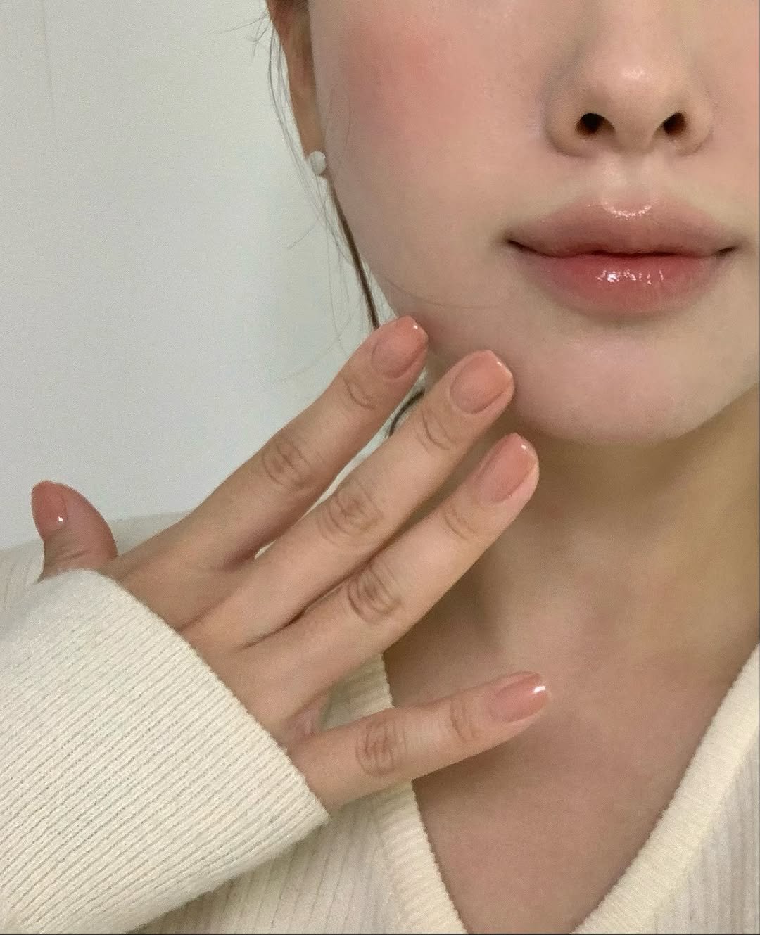 Photo by 청주메이크업 바이윤메이크업 소진실장 on August 24, 2025. May be a closeup of 1 person, lipstick, makeup, hair and text.