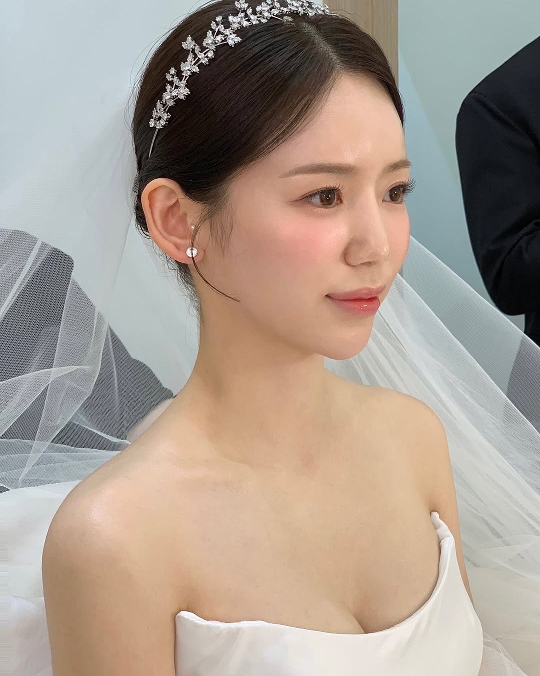 Photo shared by 청주메이크업 바이윤메이크업 소진실장 on April 05, 2025 tagging @byoon.makeup_official, and @byoon_wed_hair.
