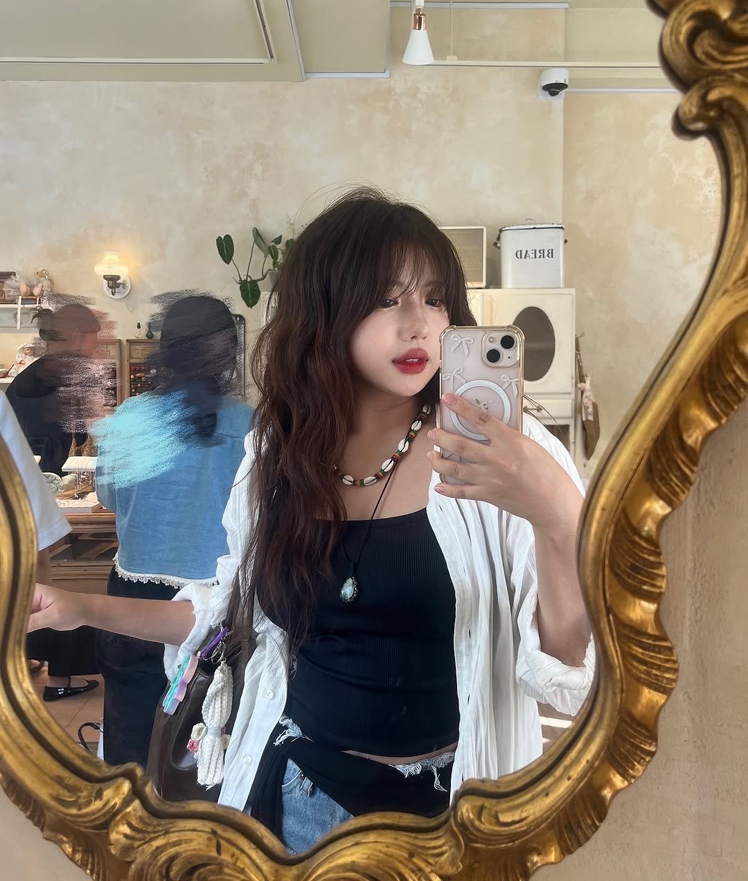 Photo by 송별아 • Byulla on September 01, 2025. May be a selfie of one or more people, hair, mirror and bolo tie.