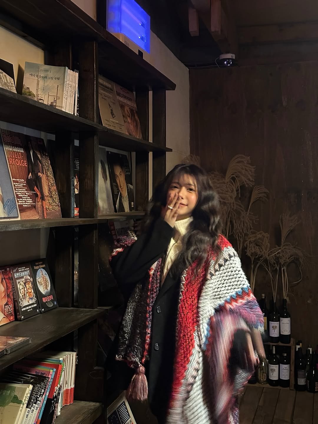 Photo by 송별아 • Byulla on December 26, 2025. May be an image of duffle coat, cloak, bath robe, cigar, poncho, turtleneck, shawl and text.