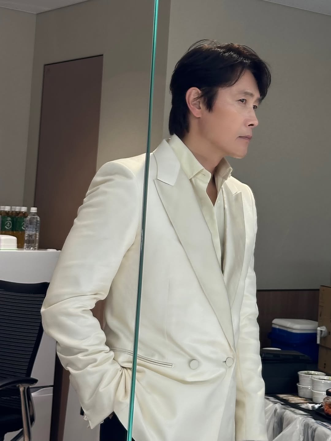 Photo shared by LeeByungHun 이병헌 on March 28, 2026 tagging @zegna. May be an image of one or more people, bangs, blazer, dinner jacket, bolo tie, suit and text.