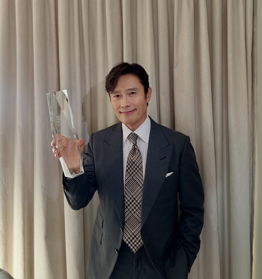 Photo by LeeByungHun 이병헌 on December 09, 2025. May be an image of suit, dinner jacket and text.