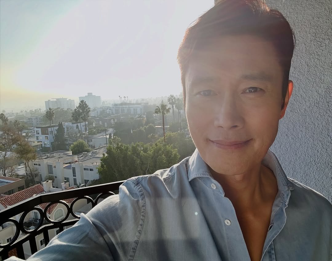 Photo by LeeByungHun 이병헌 on November 01, 2025. May be a selfie of twilight and text.