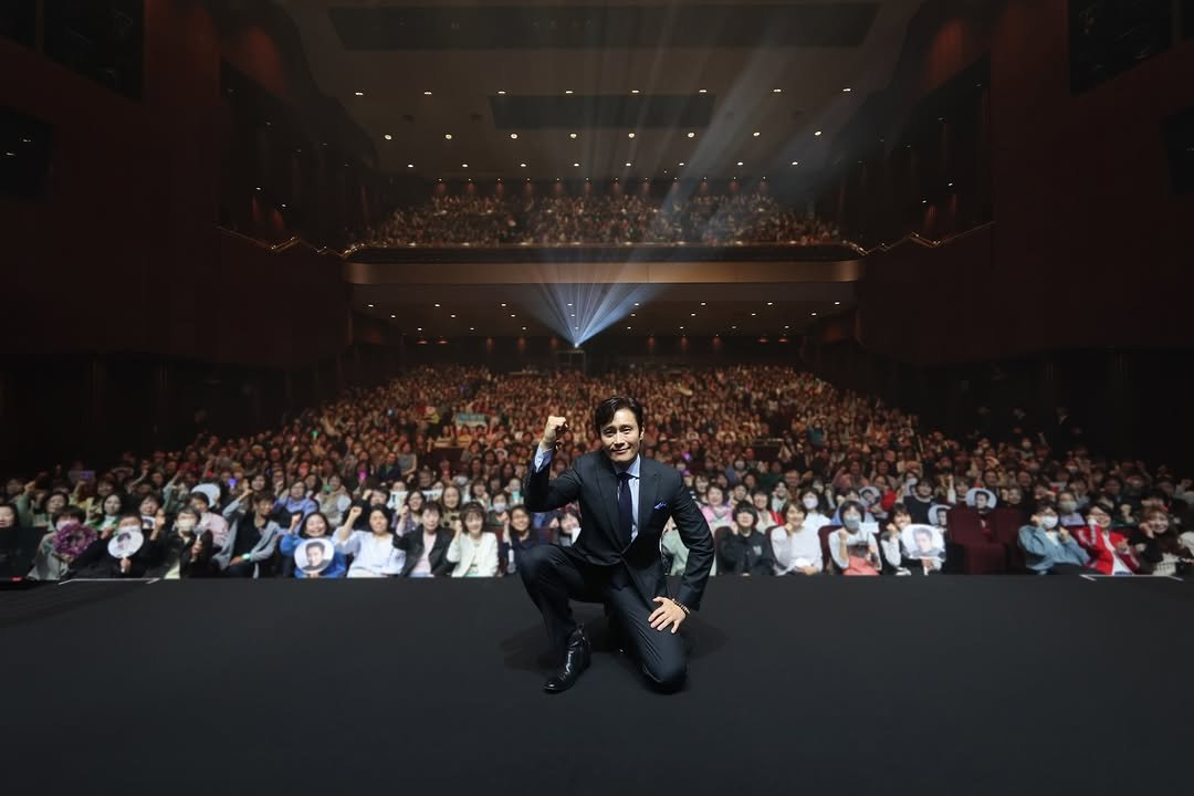 Photo by LeeByungHun 이병헌 on March 29, 2026. May be an image of crowd and text.