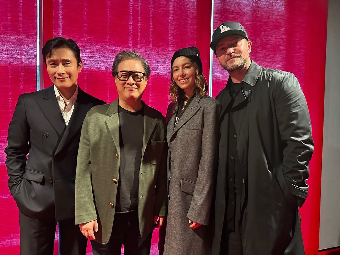 Photo by LeeByungHun 이병헌 on December 03, 2025. May be an image of one or more people, suit, dinner jacket and text.