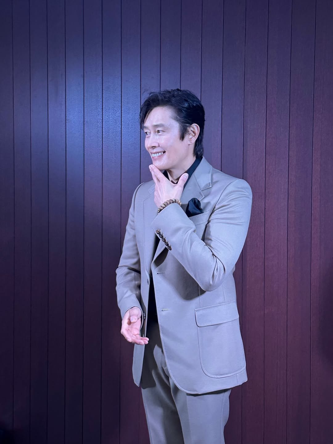 Photo by LeeByungHun 이병헌 on March 30, 2026. May be an image of one or more people, suit, blazer, dinner jacket and text.