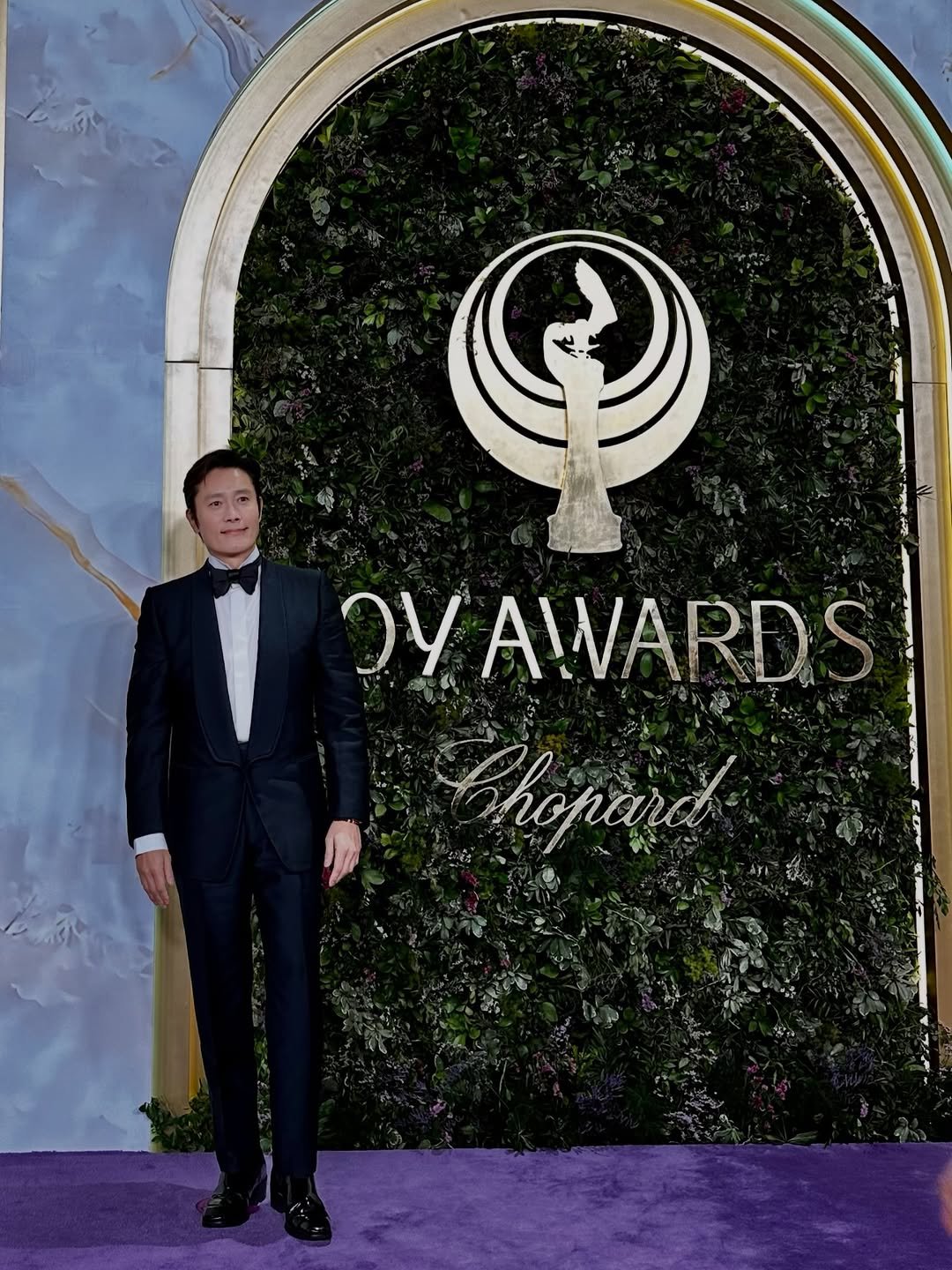 Photo by LeeByungHun 이병헌 on January 18, 2026. May be an image of one or more people, carpet and dinner jacket.