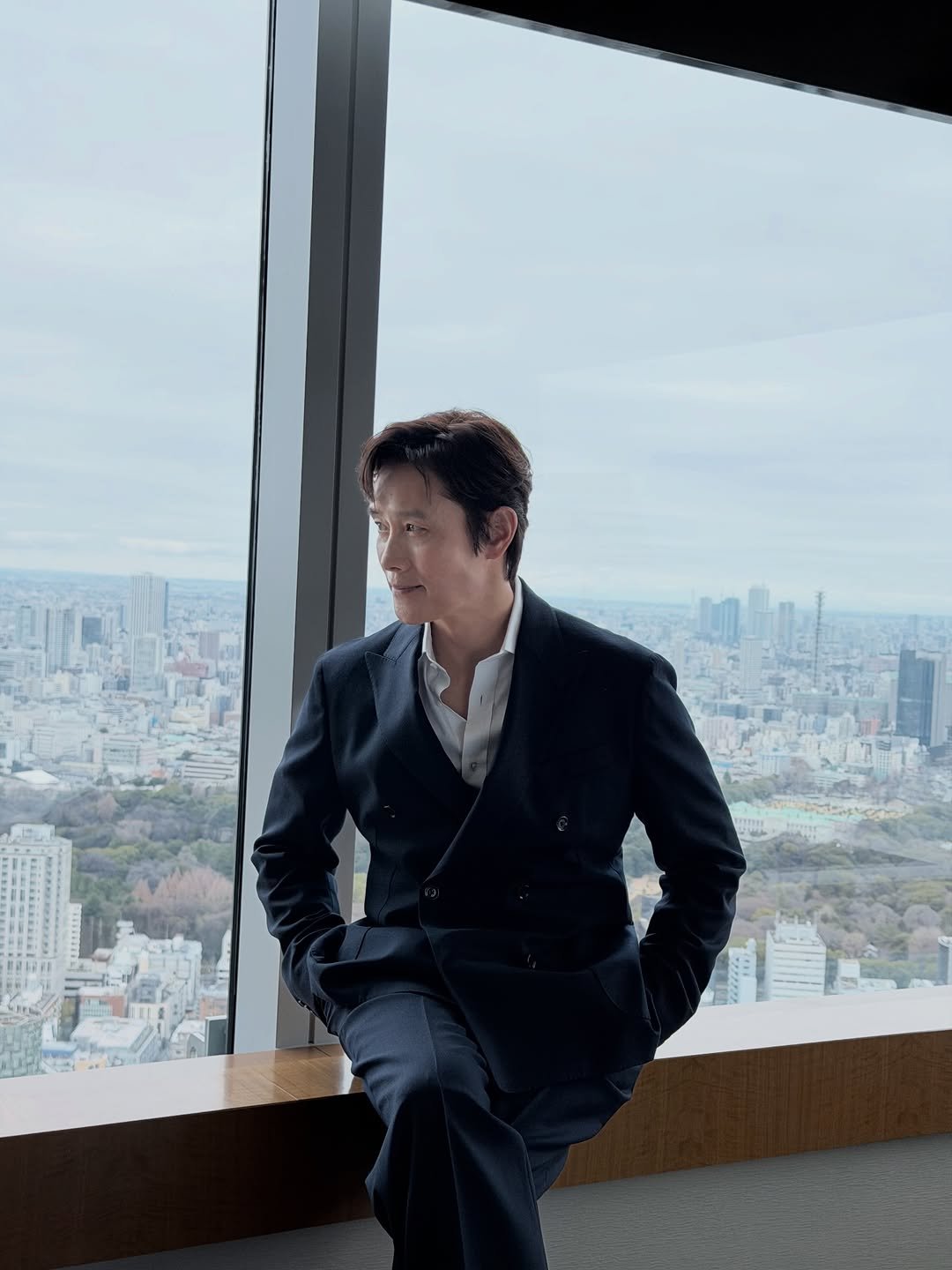 Photo by LeeByungHun 이병헌 on March 04, 2026. May be an image of one or more people, suit, blazer, dinner jacket and text.