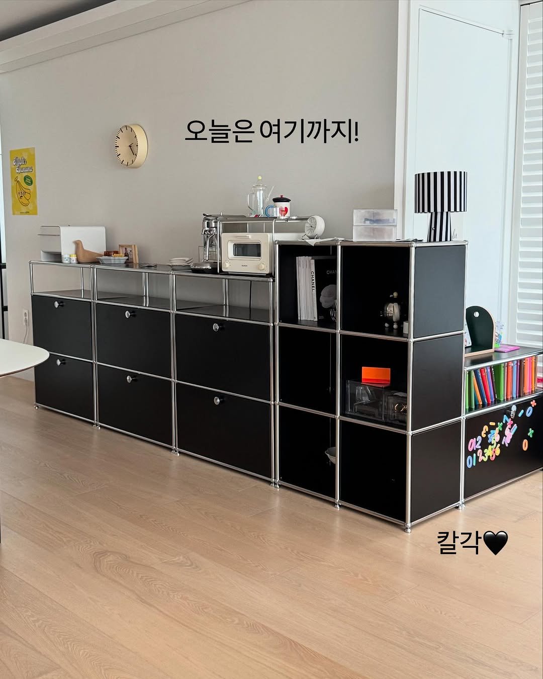 Photo by 바이지젤 ㅣ 이혜선 on July 23, 2025. May be an image of credenza, cabinet, desk, rack, indoors and text that says 'ឥាីន ผนวย 오늘은 오늘은여기까지! 칼각'.