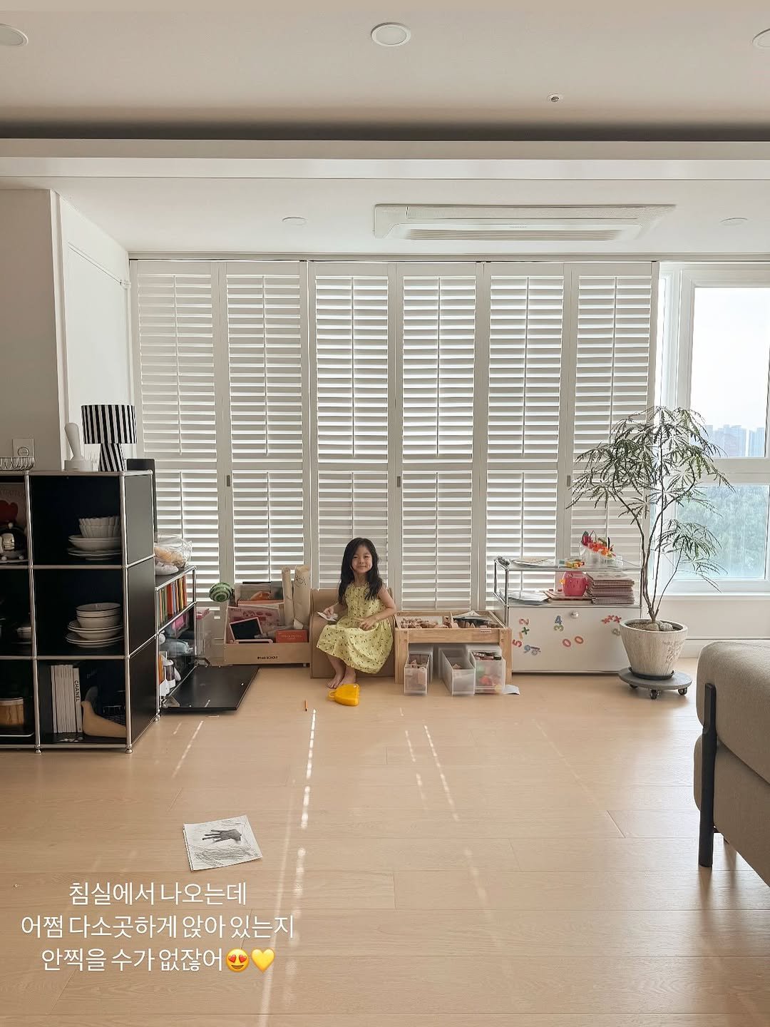 Photo by 바이지젤 ㅣ 이혜선 on August 09, 2025. May be an image of 1 person and text that says '침실에서나오는데 어쩜 다소곳하게 앉아 있는지 안찍을 수가 없잖어'.