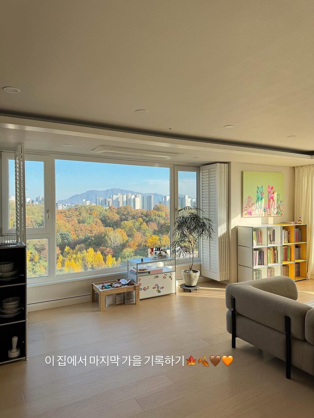 Photo by 바이지젤 ㅣ 이혜선 on November 12, 2025. May be an image of living room, indoors, sliding door, window and text that says '이 집에서 마지막 가을 기록하기 业品'.