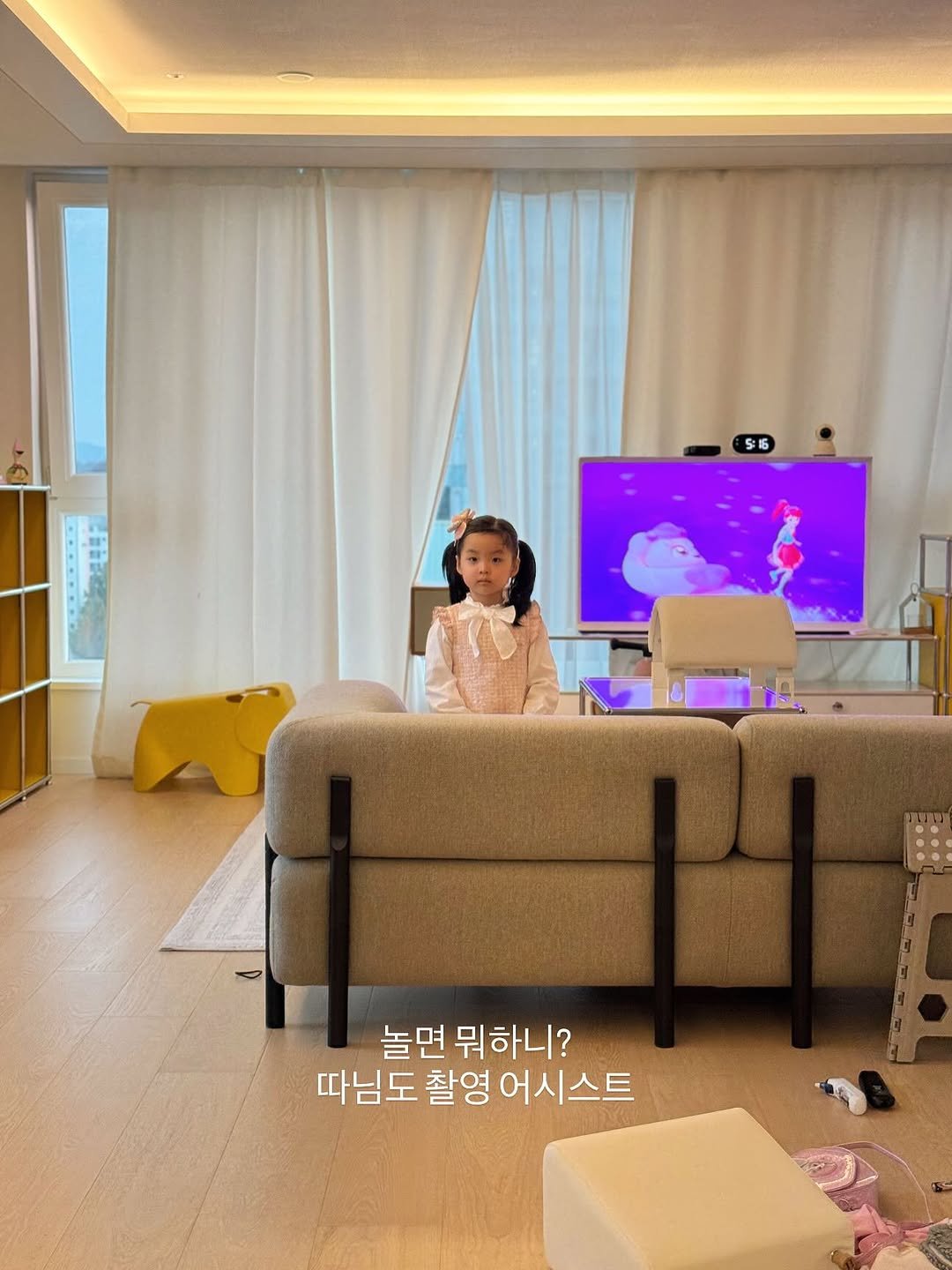 Photo by 바이지젤 ㅣ 이혜선 on November 11, 2025. May be an image of child, sofa, armchair, living room, indoors and text that says '5:6 놀면 뭐하니? 따님도촬영어시스트 따님도 촬영 어시스트'.