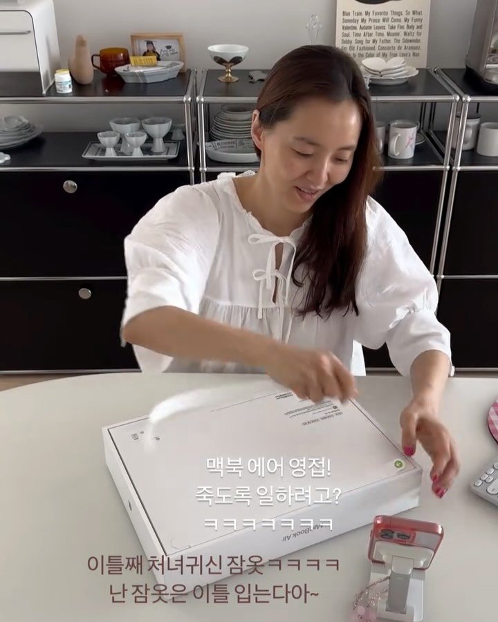 byzijjel 게시물 이미지: 흰소복 입은 처녀귀신 일상🤭
3년전 잠옷 샘플 제작한건데 구석탱이에서 찾아냄!
예쁜...
