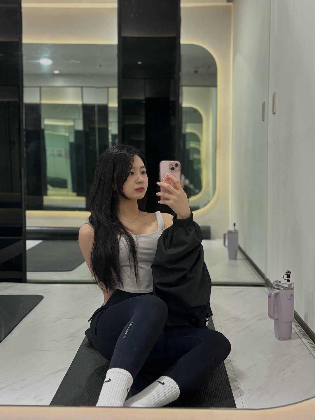 c._.w0n__ 게시물 이미지: 사진 찍었으니까 운동한거임

#오운완 #헬스타그램 #gymgirl