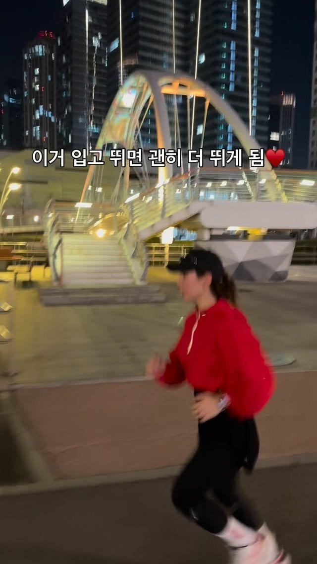 c__woovely 게시물 이미지: 예쁜데 편하기까지하면 반칙 아닌가요😳 

뛸 때마다 느껴지는 안정감♥️ 
가볍고...