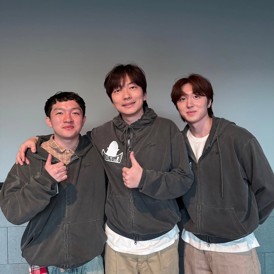 Photo by 강찬희 on March 21, 2026. May be an image of one or more people, bangs, parka and text.