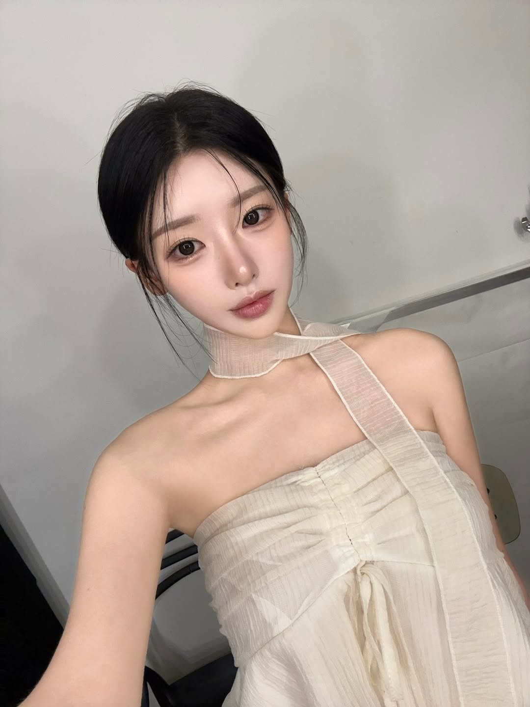 Photo by 최유리 Choi Yuri on January 29, 2026. May be an image of one or more people, hair, makeup, halter top, dress and text.