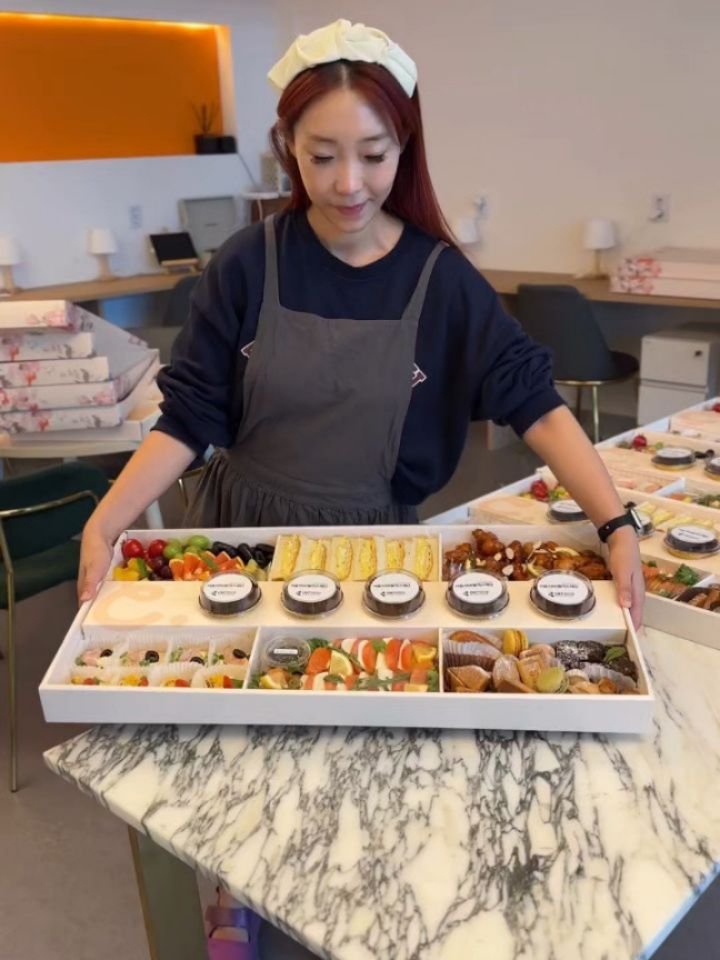 cadot_lala 게시물 이미지: 케이터링닷컴. 케닷. 특허받은 5인박스

1️⃣ “한 박스에 완성되는 풀코스...
