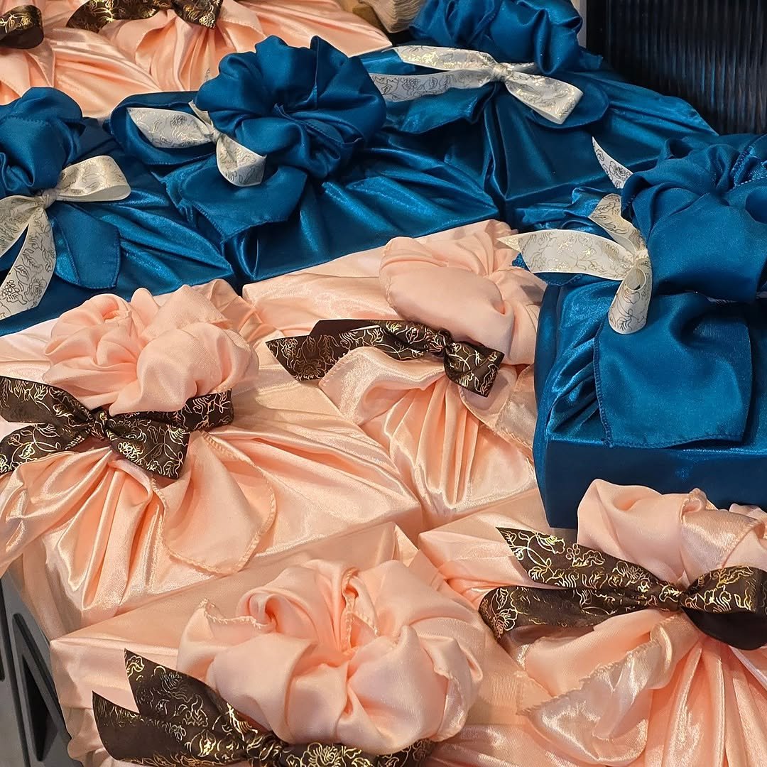 Photo by 🩷 봉담카페 | 핏어팻 | 봉담답례품 | 봉담디저트 | 봉담케이크 | 수제디저트 | 웨딩답례품 | 승진선물 🩷 on February 12, 2026. May be an image of napkin ring, hamper and text.