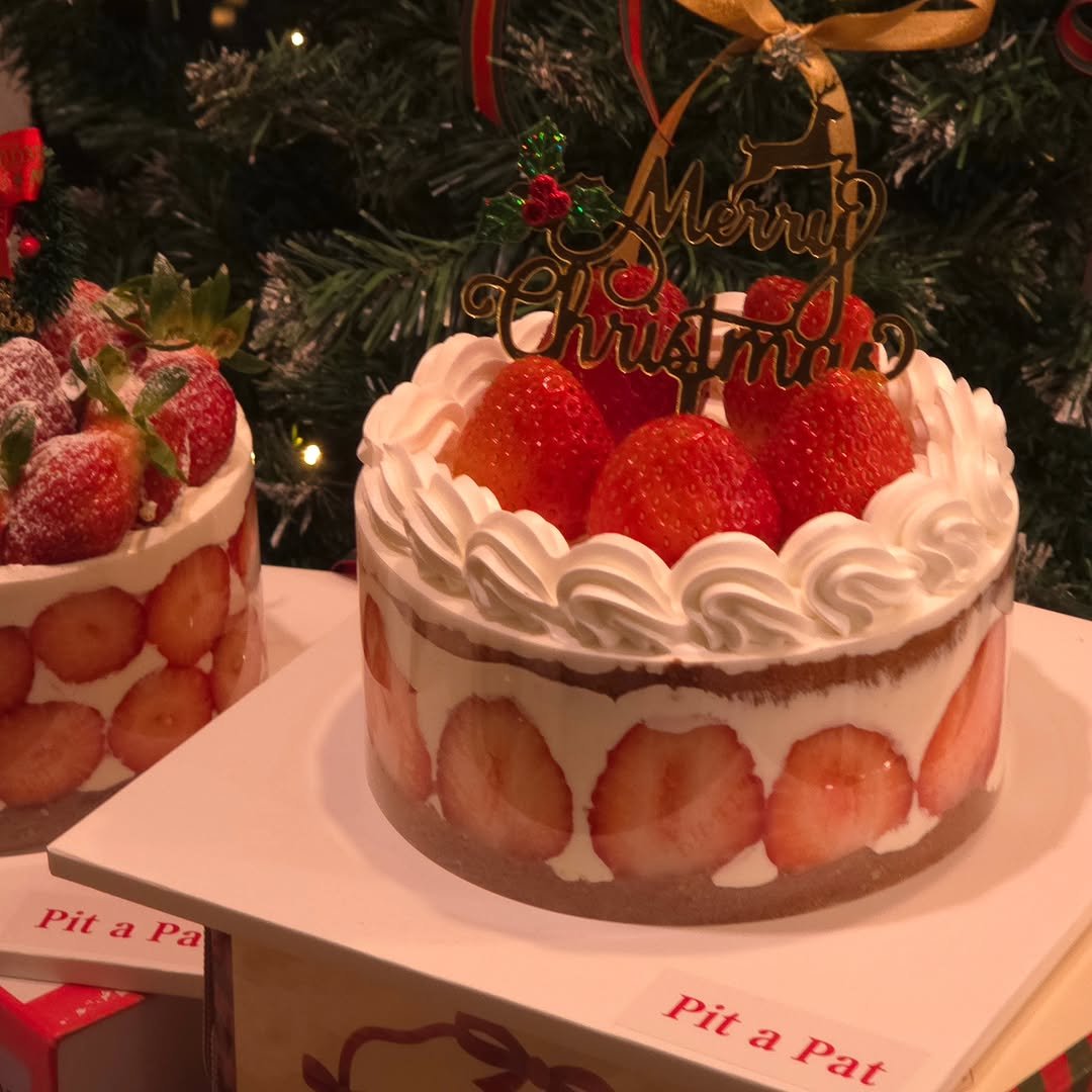 Photo shared by 🩷 봉담카페 | 핏어팻 | 봉담답례품 | 봉담디저트 | 봉담케이크 | 수제디저트 | 웨딩답례품 | 승진선물 🩷 on December 19, 2025 tagging @vlt_dj.vot_, and @cafe.pit_a_pat. May be an image of cake, strawberry, whipped cream, fruitcake, cheesecake and text that says '7 Pit PitaPa a Pa Pita PitaPat picapat a Pat Pit'.