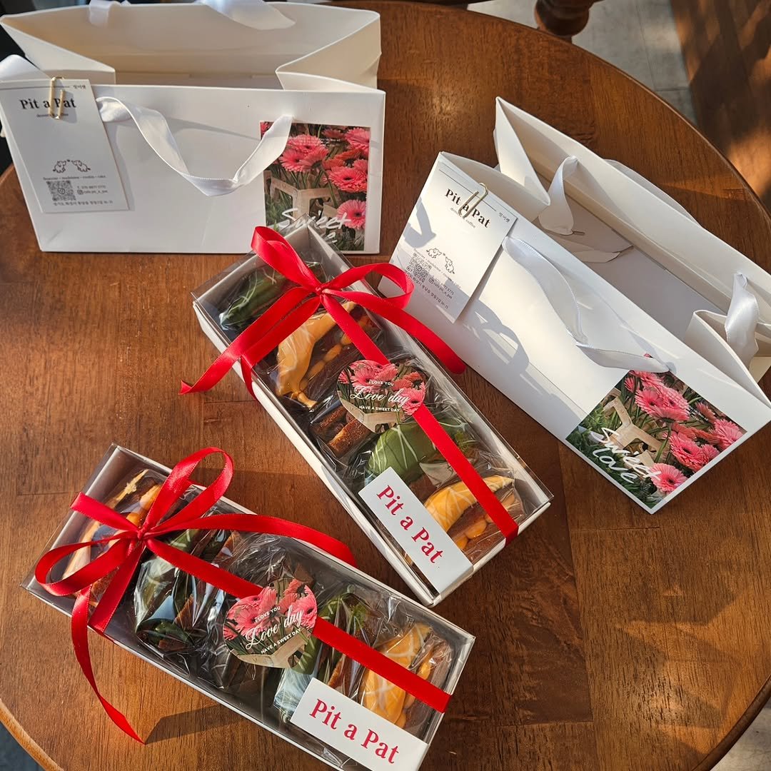 Photo shared by 🩷 봉담카페 | 핏어팻 | 봉담답례품 | 봉담디저트 | 봉담케이크 | 수제디저트 | 웨딩답례품 | 승진선물 🩷 on February 11, 2026 tagging @vlt_dj.vot_, and @cafe.pit_a_pat. May be an image of cake, babka, coconut macaroon, brownie, hamper, box, strawberry, rose and text.