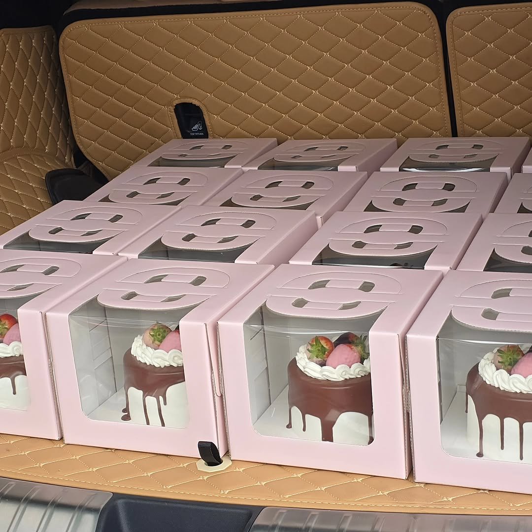 Photo shared by 🩷 봉담카페 | 핏어팻 | 봉담답례품 | 봉담디저트 | 봉담케이크 | 수제디저트 | 웨딩답례품 | 승진선물 🩷 on February 14, 2026 tagging @vlt_dj.vot_, and @cafe.pit_a_pat. May be an image of strawberry, chiffon cake, chocolate mousse, hamper, chocolate cake and text.