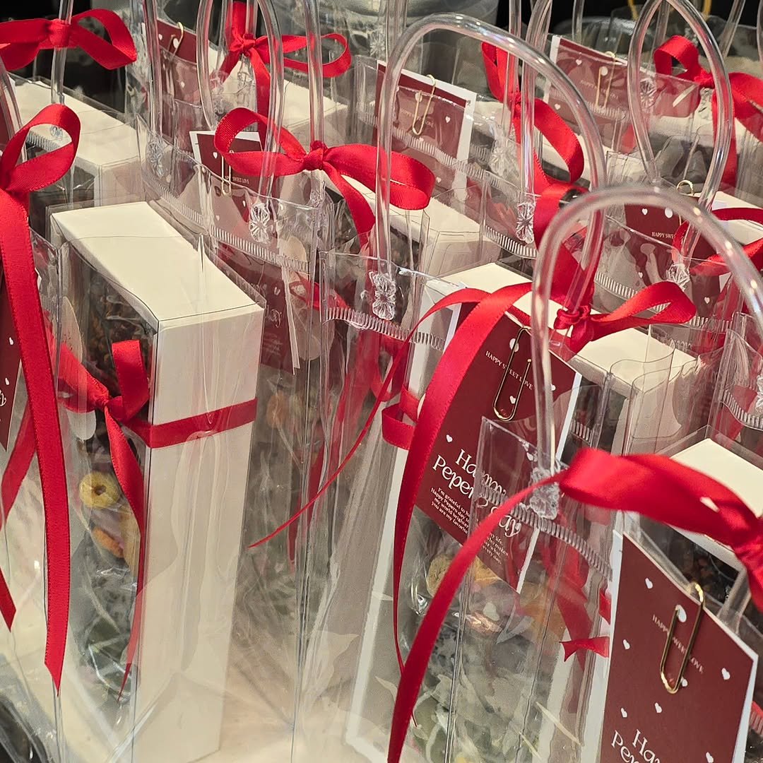 Photo shared by 🩷 봉담카페 | 핏어팻 | 봉담답례품 | 봉담디저트 | 봉담케이크 | 수제디저트 | 웨딩답례품 | 승진선물 🩷 on November 11, 2025 tagging @vlt_dj.vot_, and @cafe.pit_a_pat. May be an image of napkin ring, hamper and text.