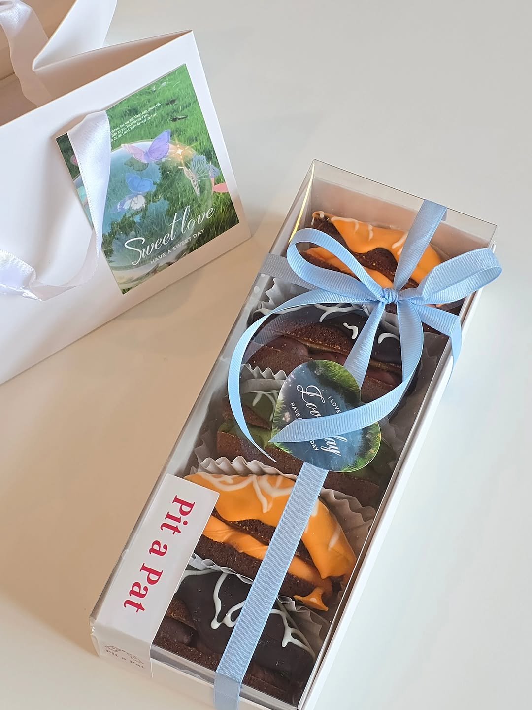 Photo shared by 🩷 봉담카페 | 핏어팻 | 봉담답례품 | 봉담디저트 | 봉담케이크 | 수제디저트 | 웨딩답례품 | 승진선물 🩷 on February 19, 2026 tagging @vlt_dj.vot_, and @cafe.pit_a_pat. May be an image of chocolate bar, hamper, box, brownie and text.