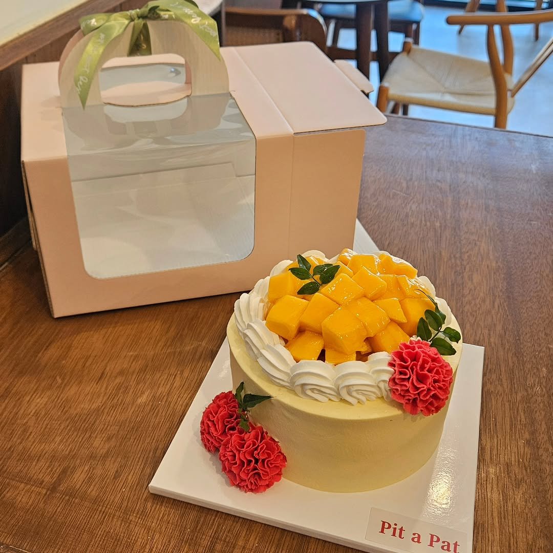 cafe.pit_a_pat 게시물 이미지: 망고향 가득한 망고케이크💛
맛있고 예쁜것들로만 맹글었어요😊
카네이션장식 또한...