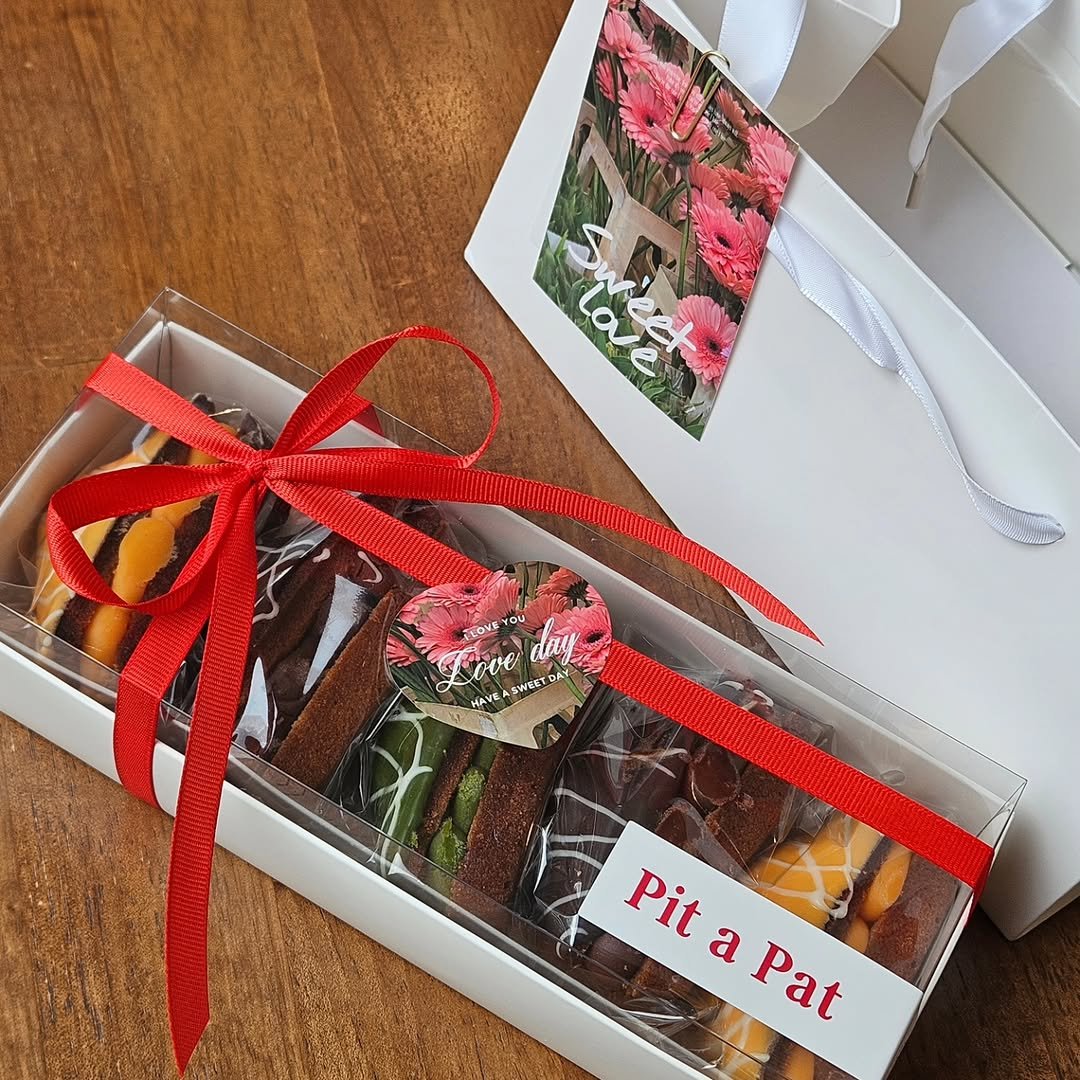 Photo by 🩷 봉담카페 | 핏어팻 | 봉담답례품 | 봉담디저트 | 봉담케이크 | 수제디저트 | 웨딩답례품 | 승진선물 🩷 on February 08, 2026. May be an image of cake, pastry, hamper, box, brownie, pie and text that says '.e love TLONE YOU እገች HAVE HAVE ove A DAY PitaPat a Pat Pit'.