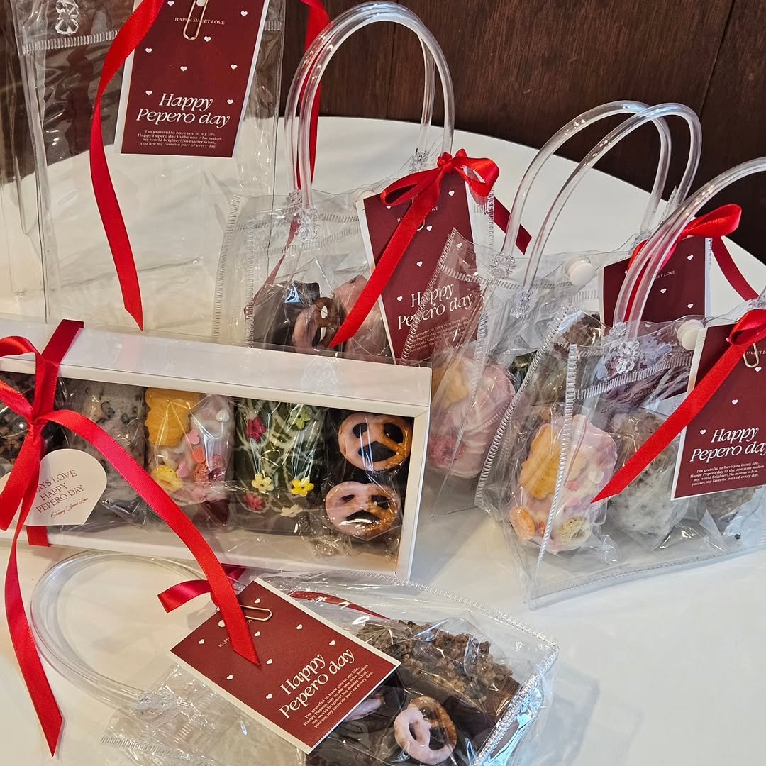 Photo shared by 🩷 봉담카페 | 핏어팻 | 봉담답례품 | 봉담디저트 | 봉담케이크 | 수제디저트 | 웨딩답례품 | 승진선물 🩷 on November 07, 2025 tagging @vlt_dj.vot_, and @cafe.pit_a_pat. May be an image of pretzel, hamper and text.