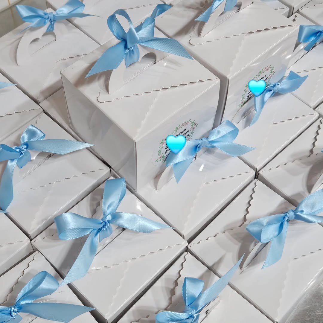 Photo shared by 🩷 봉담카페 | 핏어팻 | 봉담답례품 | 봉담디저트 | 봉담케이크 | 수제디저트 | 웨딩답례품 | 승진선물 🩷 on February 09, 2026 tagging @vlt_dj.vot_. May be an image of crumbcake, box, brownie, soap, hamper, carton and text.