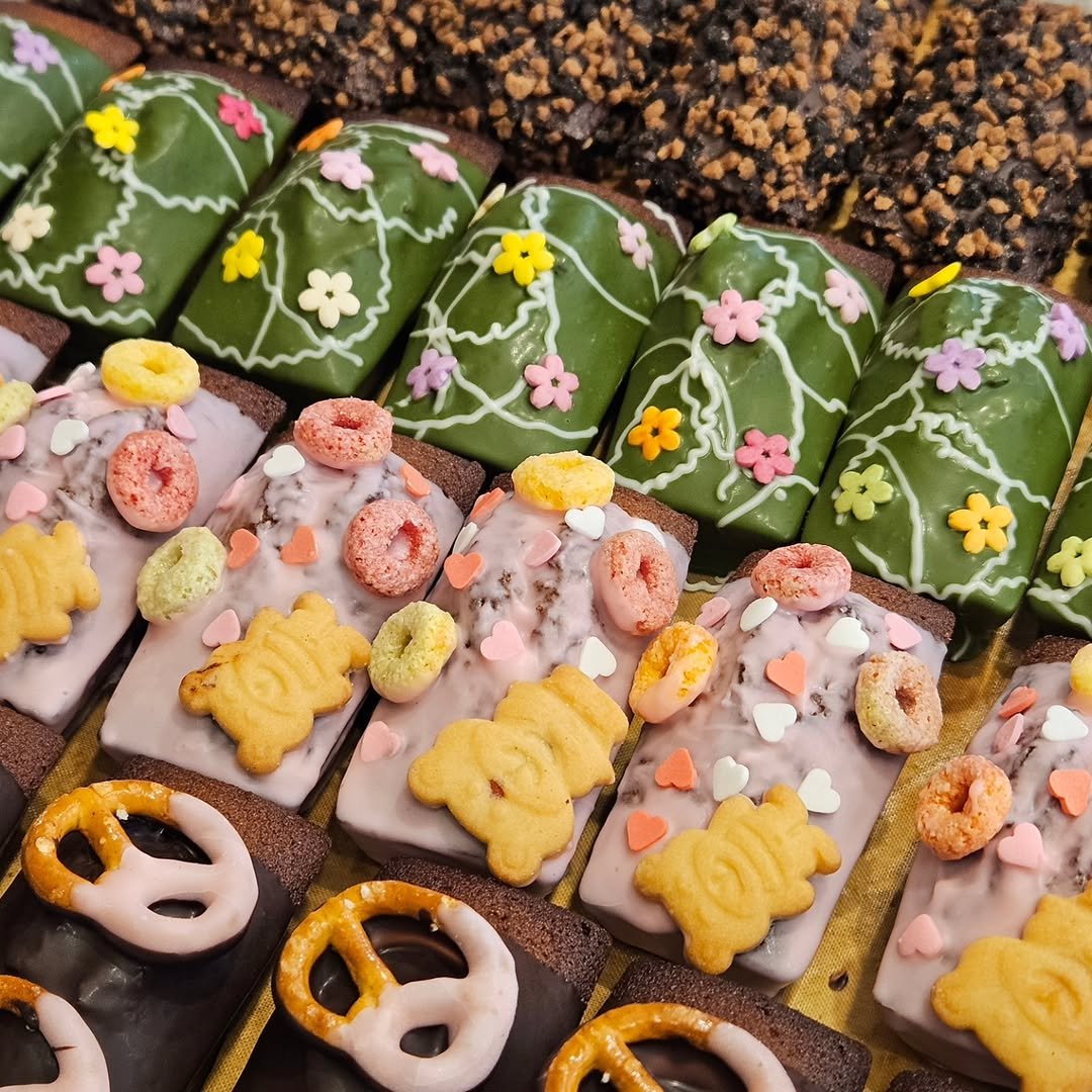 Photo by 🩷 봉담카페 | 핏어팻 | 봉담답례품 | 봉담디저트 | 봉담케이크 | 수제디저트 | 웨딩답례품 | 승진선물 🩷 in Bongdam with @vlt_dj.vot_, and @cafe.pit_a_pat. May be an image of pretzel, pastry and text.