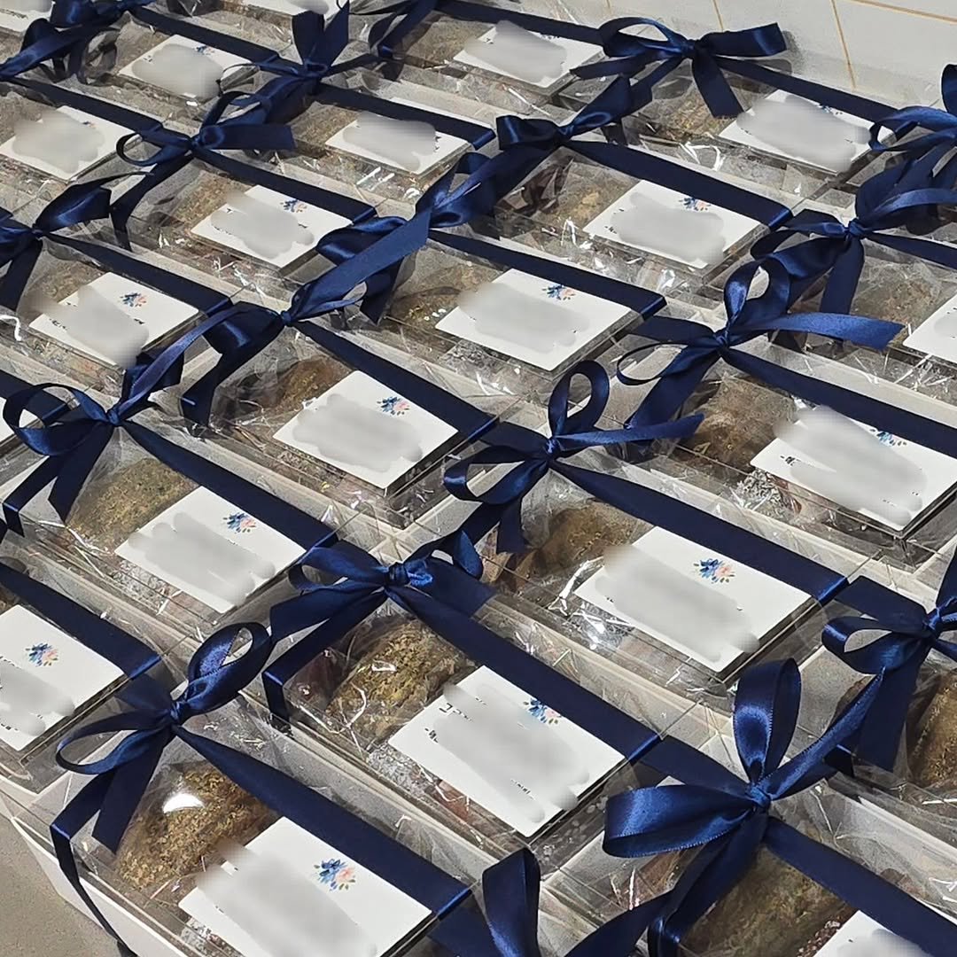 Photo by 🩷 봉담카페 | 핏어팻 | 봉담답례품 | 봉담디저트 | 봉담케이크 | 수제디저트 | 웨딩답례품 | 승진선물 🩷 on November 02, 2025. May be an image of crumbcake, napkin ring, hamper, granola, brownie and text.