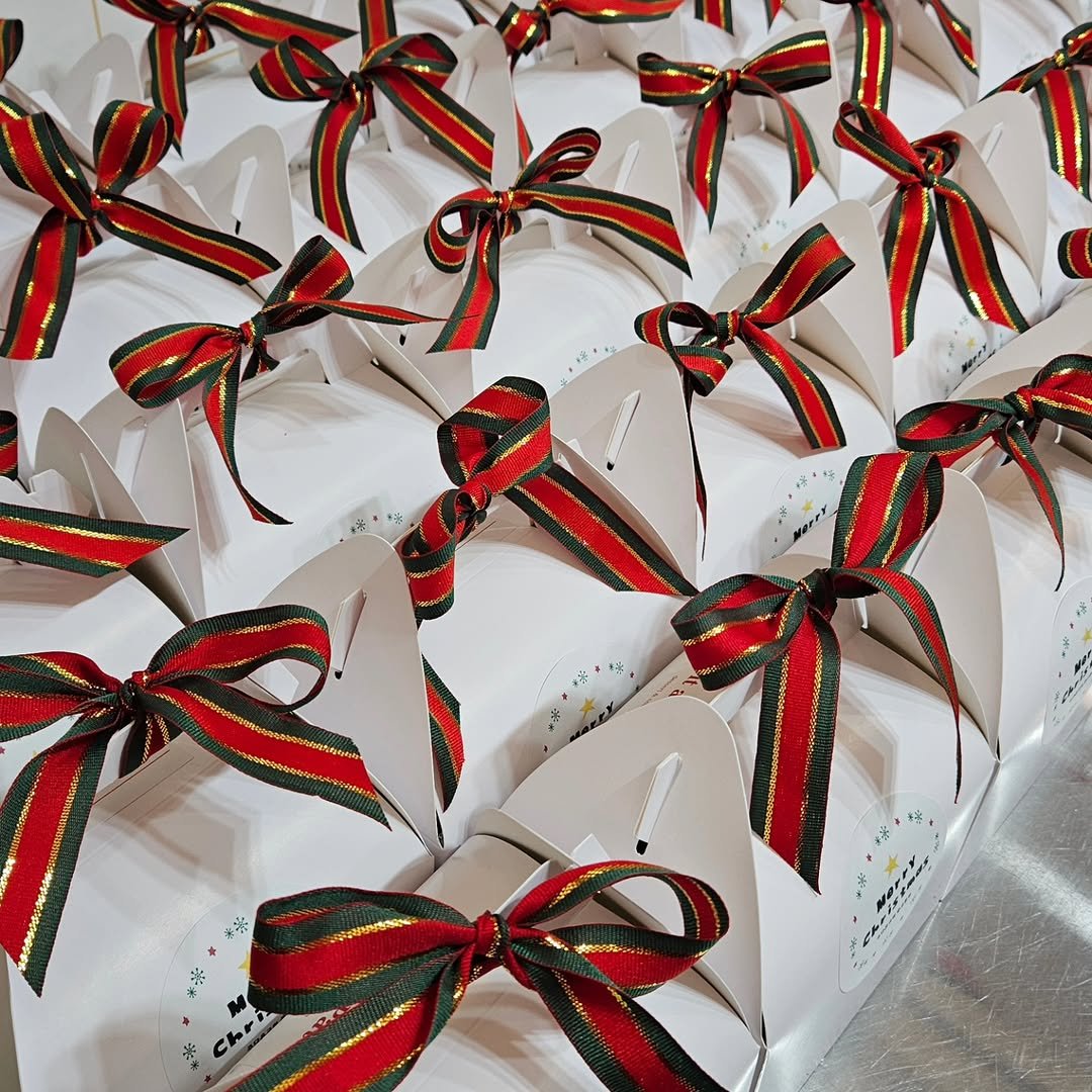 Photo shared by 🩷 봉담카페 | 핏어팻 | 봉담답례품 | 봉담디저트 | 봉담케이크 | 수제디저트 | 웨딩답례품 | 승진선물 🩷 on December 20, 2025 tagging @vlt_dj.vot_, and @cafe.pit_a_pat. May be an image of hamper and text.