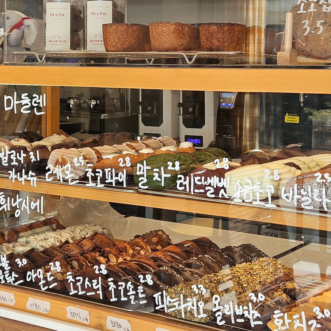 cafe.pit_a_pat 게시물 이미지: ‼️날이 많이 덥고 습한날 디저트를 더욱 맛있게먹는 꿀팁‼️

-휘낭시에-

덥고...