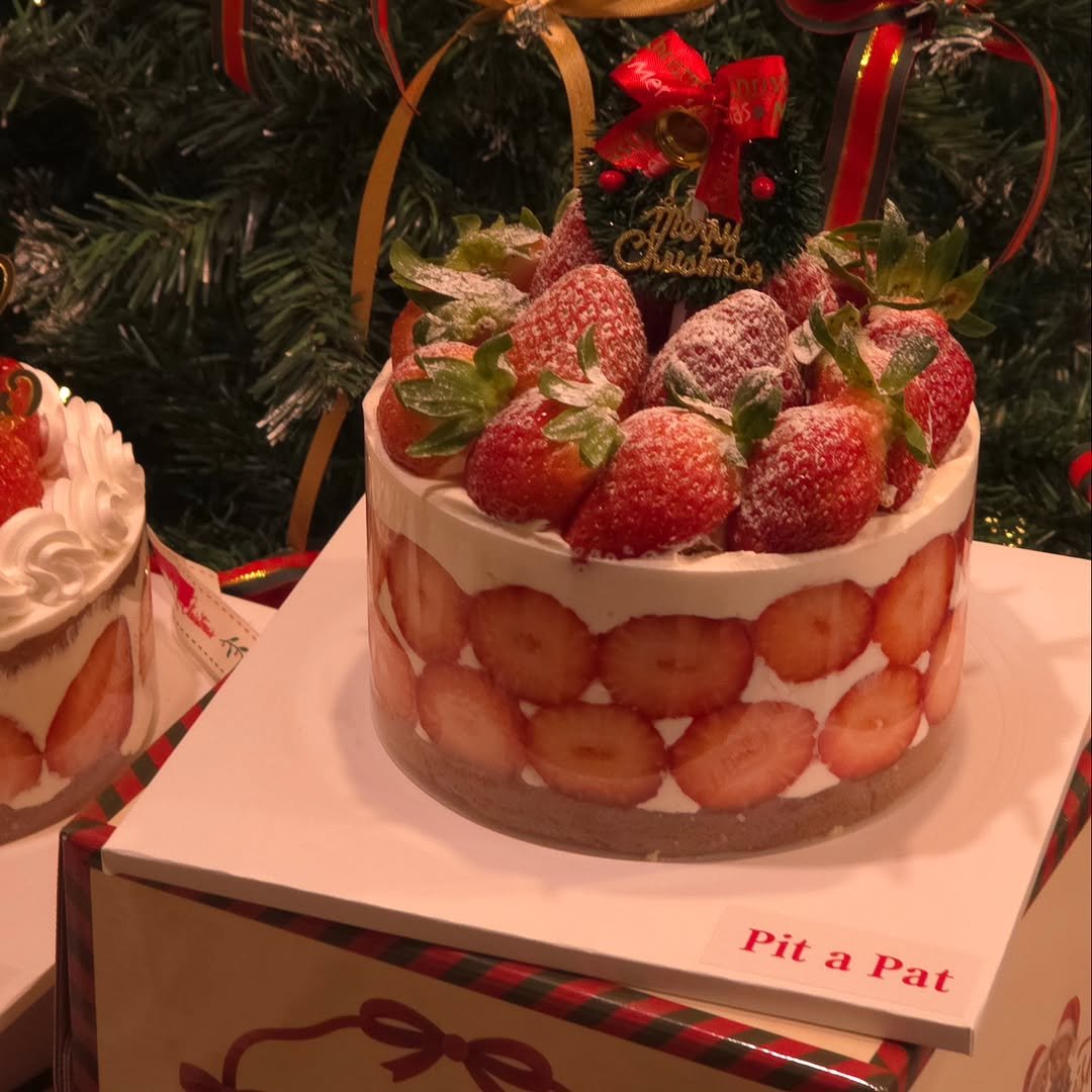 Photo shared by 🩷 봉담카페 | 핏어팻 | 봉담답례품 | 봉담디저트 | 봉담케이크 | 수제디저트 | 웨딩답례품 | 승진선물 🩷 on December 19, 2025 tagging @vlt_dj.vot_, and @cafe.pit_a_pat. May be an image of cake, strawberry, fruitcake, pie, cheesecake and text that says 'τy Pit Pit PitaPat a Pat'.