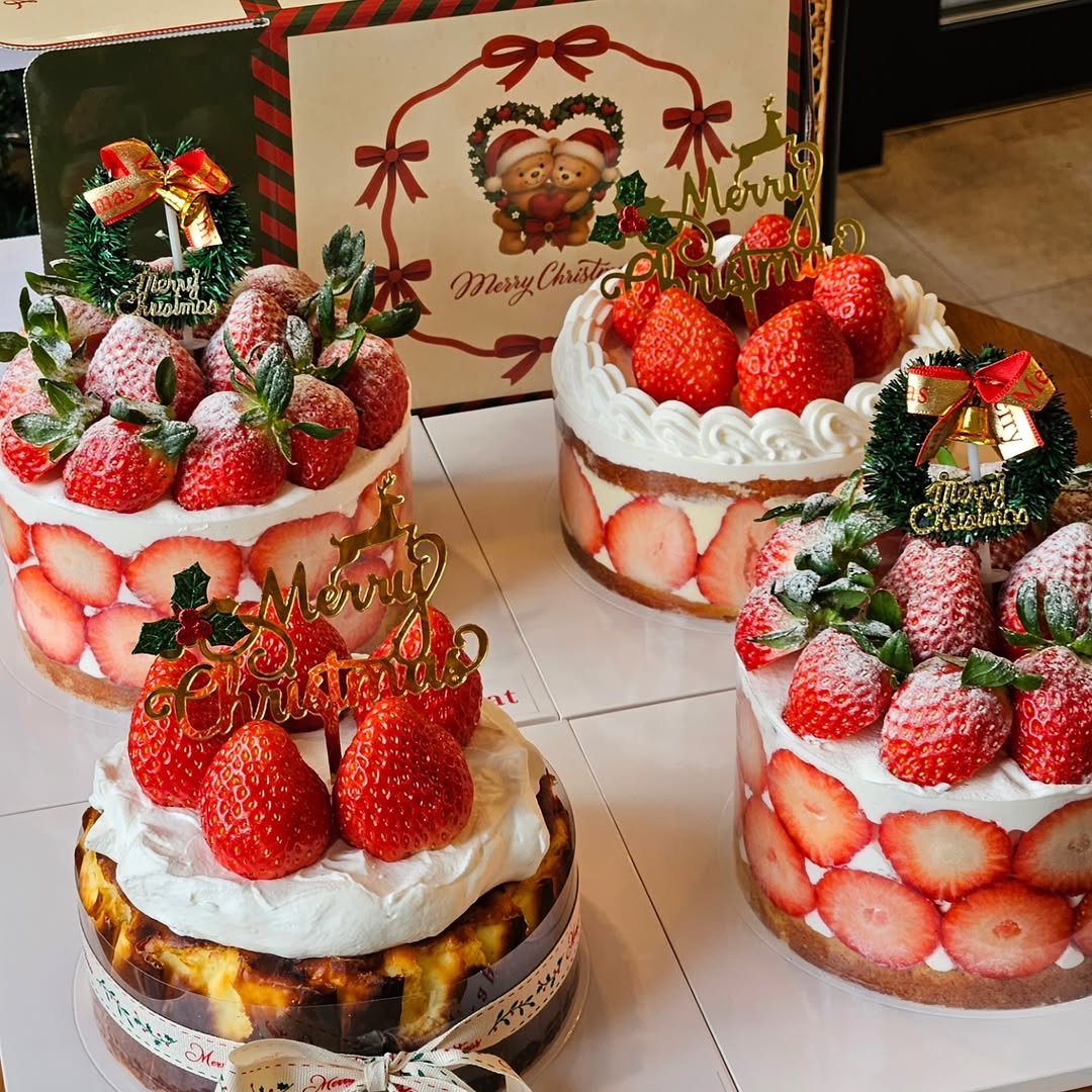 Photo shared by 🩷 봉담카페 | 핏어팻 | 봉담답례품 | 봉담디저트 | 봉담케이크 | 수제디저트 | 웨딩답례품 | 승진선물 🩷 on December 20, 2025 tagging @vlt_dj.vot_, and @cafe.pit_a_pat. May be an image of cake, strawberry, fruitcake, cheesecake and text.