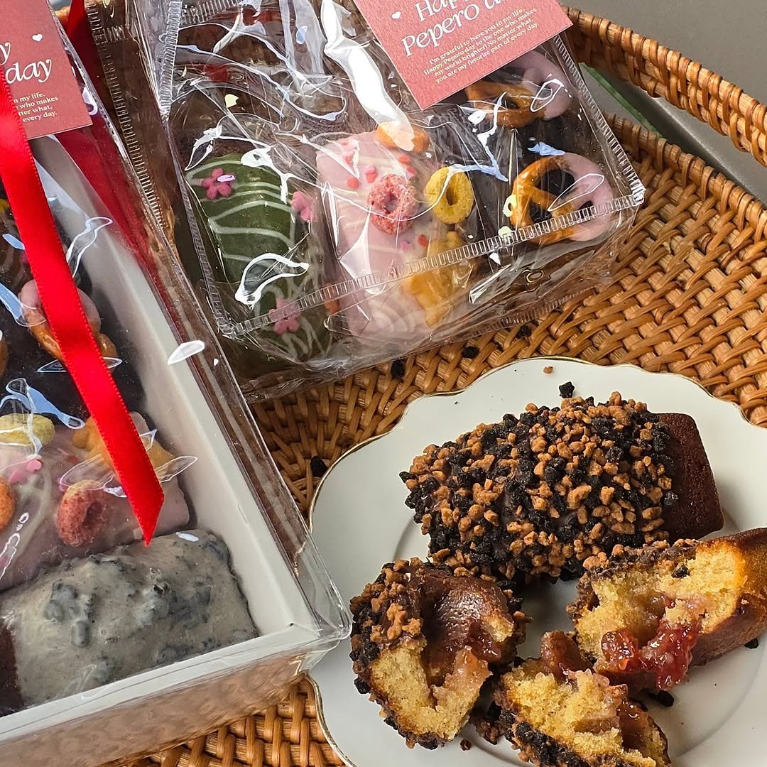 Photo by 🩷 봉담카페 | 핏어팻 | 봉담답례품 | 봉담디저트 | 봉담케이크 | 수제디저트 | 웨딩답례품 | 승진선물 🩷 on October 22, 2025. May be an image of cake, babka, coconut macaroon, brownie, hamper and text.