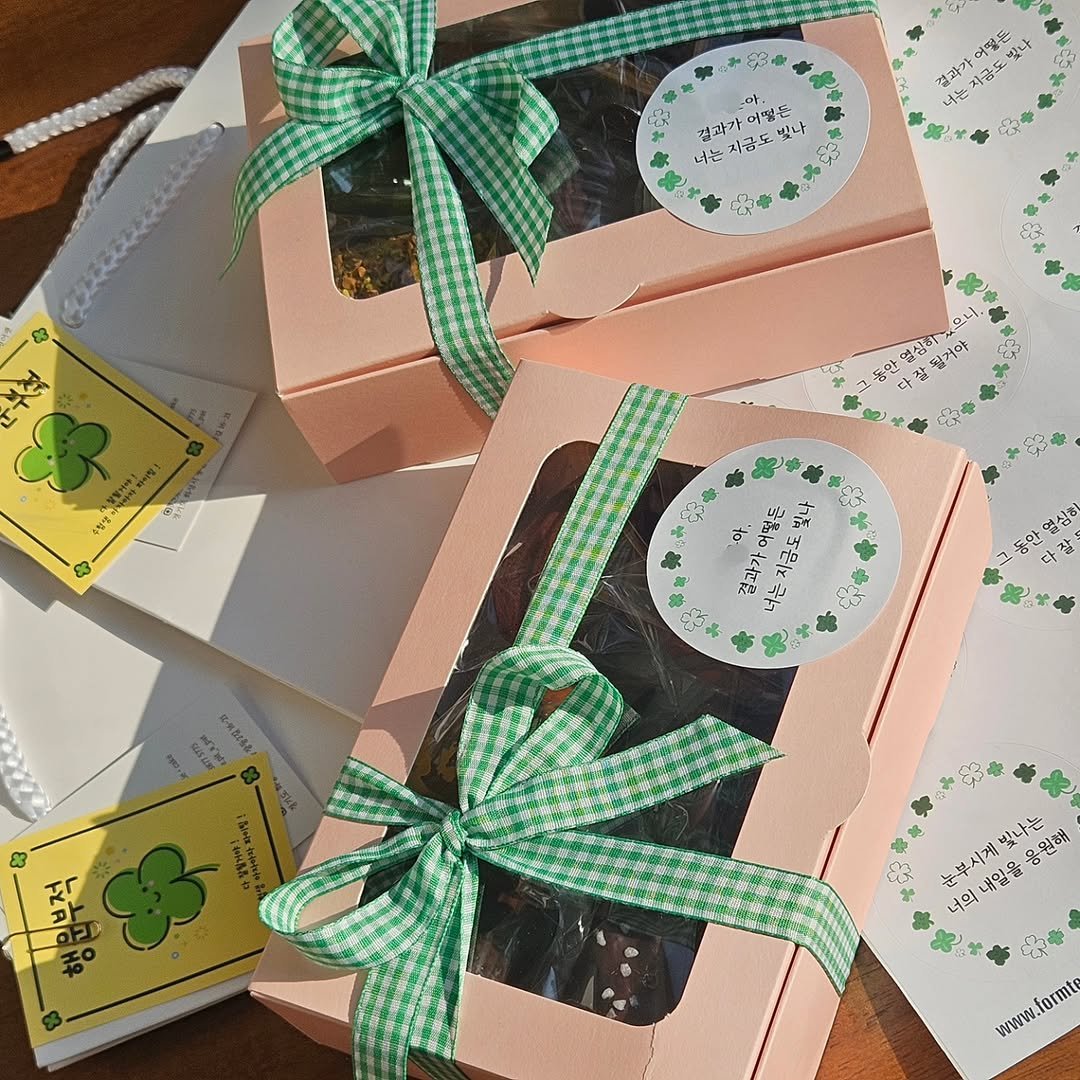 Photo shared by 🩷 봉담카페 | 핏어팻 | 봉담답례품 | 봉담디저트 | 봉담케이크 | 수제디저트 | 웨딩답례품 | 승진선물 🩷 on November 05, 2025 tagging @vlt_dj.vot_, and @cafe.pit_a_pat. May be an image of crumbcake, brownie, box and text.