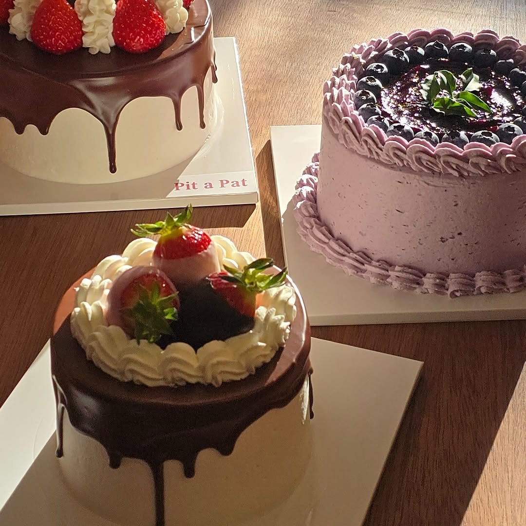 Photo by 🩷 봉담카페 | 핏어팻 | 봉담답례품 | 봉담디저트 | 봉담케이크 | 수제디저트 | 웨딩답례품 | 승진선물 🩷 on February 07, 2026. May be an image of chiffon cake, strawberry, fruitcake, chocolate cake and text.