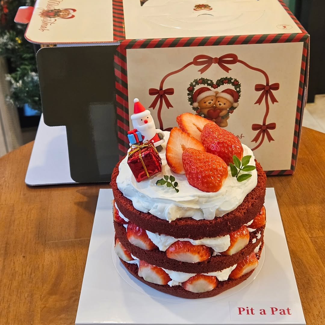 Photo shared by 🩷 봉담카페 | 핏어팻 | 봉담답례품 | 봉담디저트 | 봉담케이크 | 수제디저트 | 웨딩답례품 | 승진선물 🩷 on December 19, 2025 tagging @vlt_dj.vot_, and @cafe.pit_a_pat. May be an image of strawberry, chiffon cake, pie, fruitcake, whipped cream, cheesecake and text that says '木 OOSLEC PitaPa a Pat Pit'.