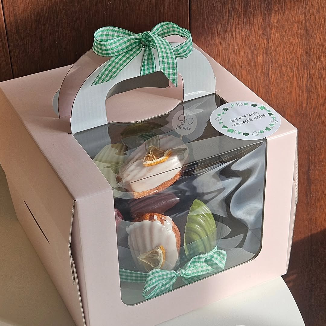 Photo shared by 🩷 봉담카페 | 핏어팻 | 봉담답례품 | 봉담디저트 | 봉담케이크 | 수제디저트 | 웨딩답례품 | 승진선물 🩷 on November 07, 2025 tagging @vlt_dj.vot_, and @cafe.pit_a_pat. May be an image of cupcake, box, carton, hamper and text.