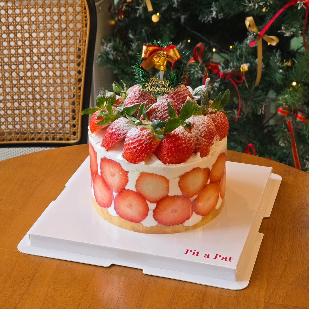 Photo shared by 🩷 봉담카페 | 핏어팻 | 봉담답례품 | 봉담디저트 | 봉담케이크 | 수제디저트 | 웨딩답례품 | 승진선물 🩷 on December 19, 2025 tagging @vlt_dj.vot_, and @cafe.pit_a_pat. May be an image of cake, strawberry, cheesecake, fruitcake, whipped cream and text that says '4aTap Pit PitaPat a Pat'.